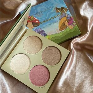 LUNAR BEAUTY- MOONSHROOM Highlighter palette